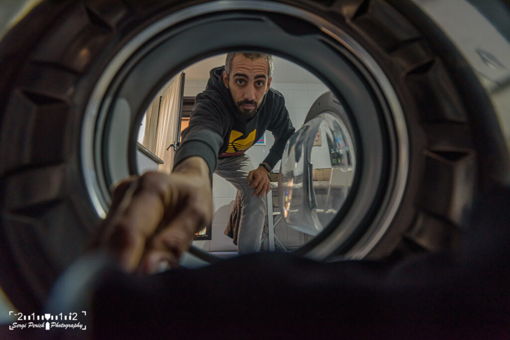 Este de aquí soy yo durante el confinamiento encerrado en caso haciendo fotos. Autorretrato desde el interior de una lavadora