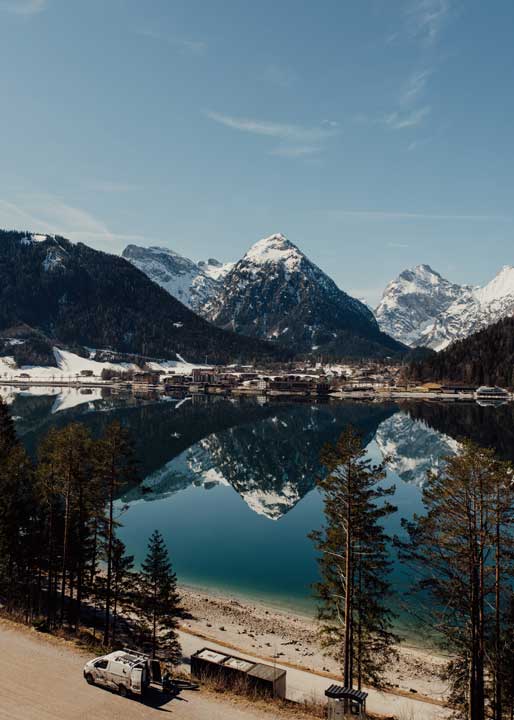 Paraje de ensueño con una furgoneta